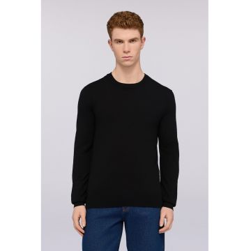 Pulover cu decolteu la baza gatului - Negru