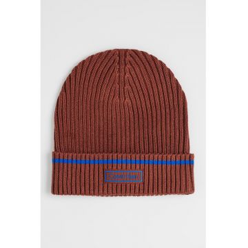 Caciula striata din amestec de bumbac organic cu aplicatie logo - Maro cognac/Albastru