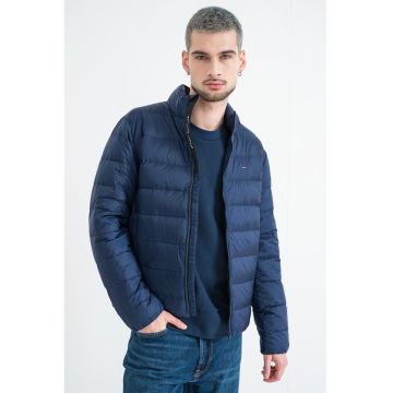 Jacheta usoara cu umplutura de puf si detaliu cu logo discret - Bleumarin