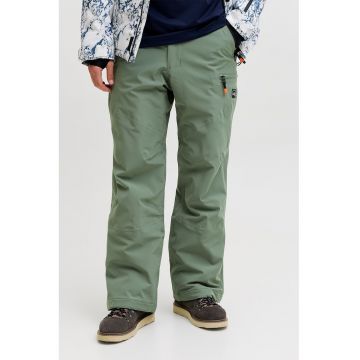 Pantaloni impermeabili adecvati pentru sporturile de iarna