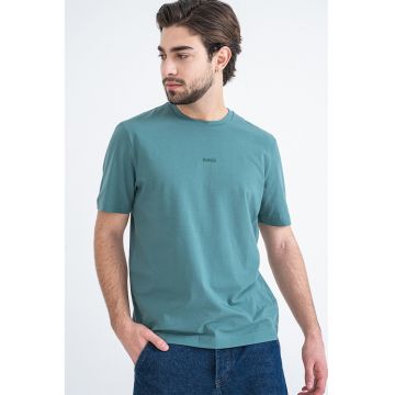 Tricou cu decolteu la baza gatului si logo discret