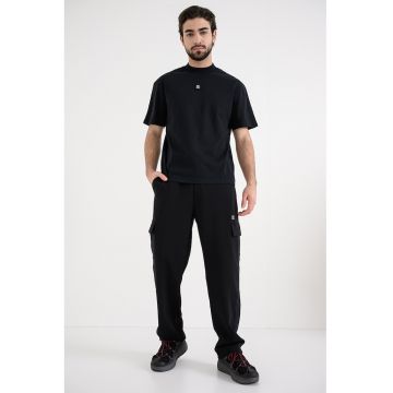 Tricou cu decolteu la baza gatului si logo - Negru