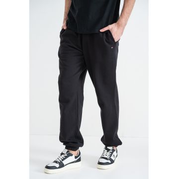 Pantaloni de trening cu croiala regular-fit si buzunare laterale - Negru