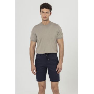 Pantaloni scurti cu model texturat si snur in talie - Albastru ultramarin