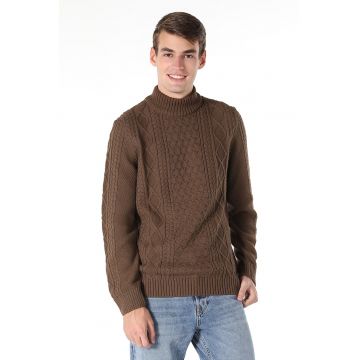 Pulover cu model torsade si guler scurt - Maro