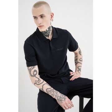 Tricou polo slim fit cu logo brodat - Bleumarin