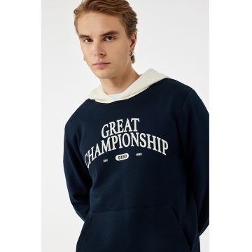 Hanorac cu imprimeu text si buzunar kangaroo - Alb fildes/Bleumarin