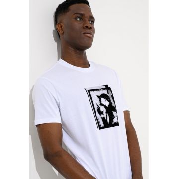 Tricou cu decolteu la baza gatului si imprimeu grafic pe piept - Alb optic/Negru