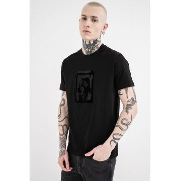 Tricou cu decolteu la baza gatului si imprimeu grafic pe piept - Negru