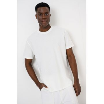 Tricou cu decolteu la baza gatului si logo - Alb