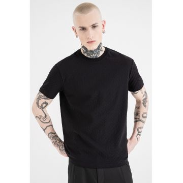 Tricou cu decolteu la baza gatului si logo - Negru