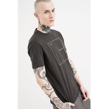 Tricou de bumbac cu decolteu la baza gatului si imprimeu logo - Gri antracit