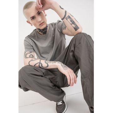 Tricou din bumbac cu decolteu la baza gatului si logo brodat - Gri cenusiu