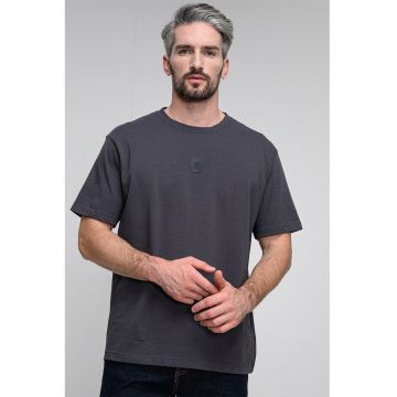 Tricou supradimensionat cu aplicatie pe piept
