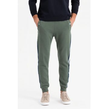 Pantaloni de trening cu croiala conica si segmente laterale contrastante - Alb/Bleumarin/Verde sparanghel