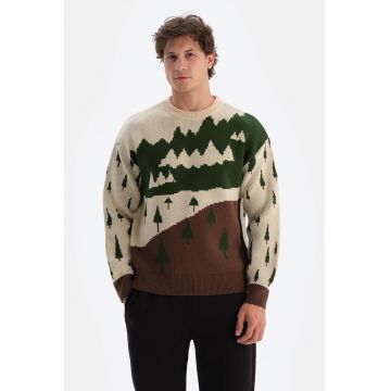 Pulover cu decolteu la baza gatului si tematica de iarna - Alb fildes/Maro/Verde englez