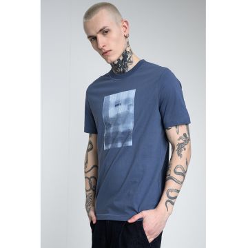 Tricou cu decolteu la baza gatului si imprimeu frontal - Alb/Albastru prafuit