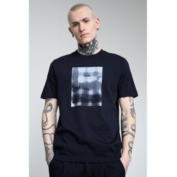 Tricou cu decolteu la baza gatului si imprimeu frontal - Bleumarin