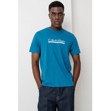 Tricou cu decolteu la baza gatului si imprimeu logo - Alb optic/Albastru petrol