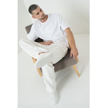 Tricou cu decolteu la baza gatului si logo brodat - Alb