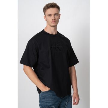 Tricou cu decolteu la baza gatului si logo brodat - Negru