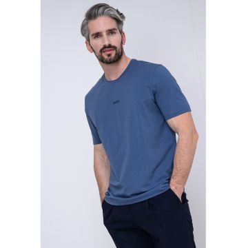 Tricou cu decolteu la baza gatului si logo discret