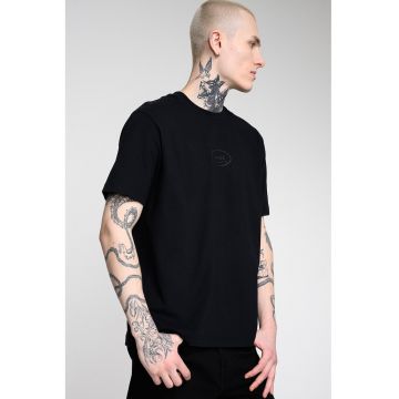 Tricou cu decolteu la baza gatului si logo discret - Negru