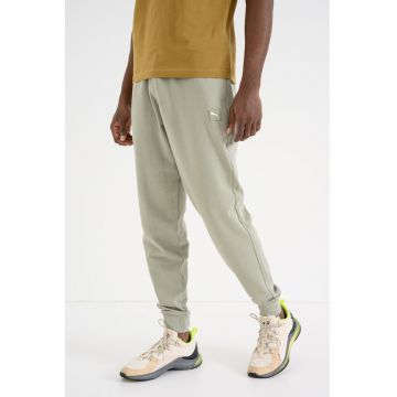 Pantaloni de trening regular fit cu buzunare Ess Elevated - Verde deschis