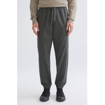 Pantaloni de trening cu croiala cargo - Gri inchis