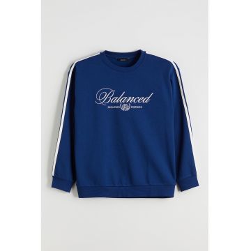 Bluza de trening cu imprimeu si banda contrastanta pe maneci - Alb/Albastru inchis