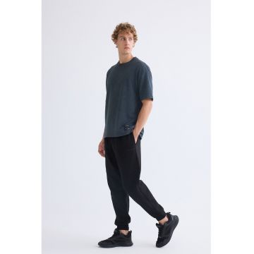 Pantaloni de trening regular fit cu model uni si snur de ajustare in talie - Negru