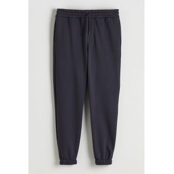 Pantaloni de trening relaxed fit cu buzunare laterale - Gri inchis