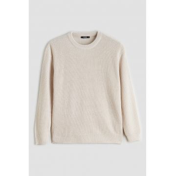 Pulover cu decolteu la baza gatului si aspect texturat - Crem