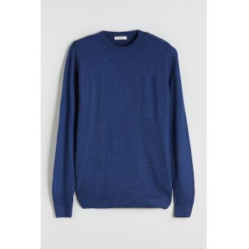 Pulover cu decolteu la baza gatului si model uni - Albastru inchis