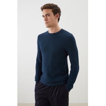 Pulover regular fit cu decolteu la baza gatului