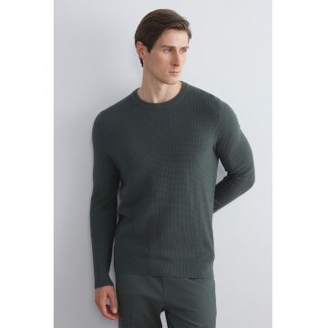 Pulover regular fit cu decolteu la baza gatului