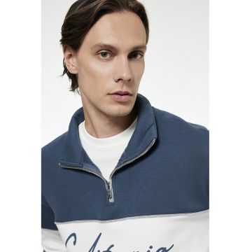 Bluza de trening cu decolteu cu fermoar scurt si imprimeu text - Alb/Albastru petrol