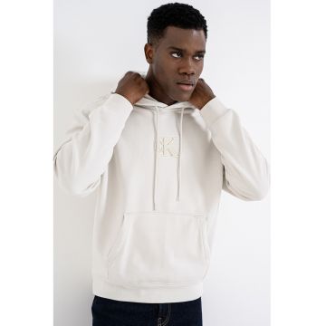 Hanorac lejer cu buzunar kangaroo si aplicatie cu model monograma - Gri deschis