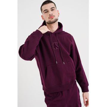 Hanorac lejer cu buzunar kangaroo si aplicatie cu model monograma - Violet tyrian