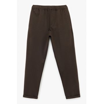 Pantaloni conici cu model uni - Maro inchis