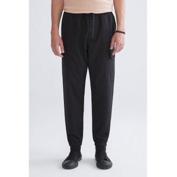 Pantaloni de trening cu croiala cargo - Negru