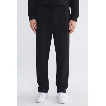 Pantaloni de trening cu croiala dreapta si buzunare laterale - Negru stins