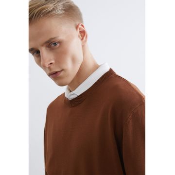 Pulover slim-fit cu decolteu la baza gatului - Caramel