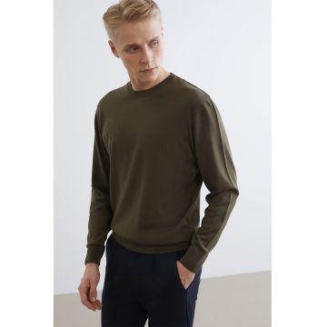 Pulover slim-fit cu decolteu la baza gatului - Kaki