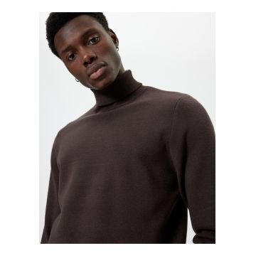 Pulover tricotat fin cu guler inalt - Maro
