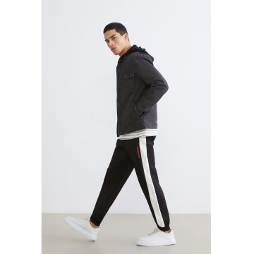 Pantaloni conici de trening cu benzi laterale contrastante - Negru