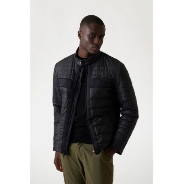 Jacheta matlasata cu logo si fermoar - Negru