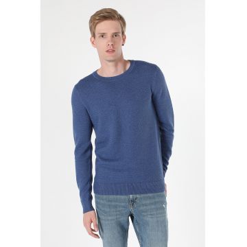 Pulover regular fit cu decolteu la baza gatului