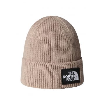 Caciula striata cu detaliu cu aplicatie