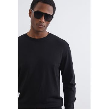 Pulover slim-fit cu decolteu la baza gatului - Negru